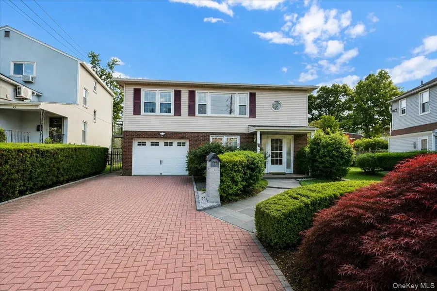 19 Storey LN, Yonkers, NY 10710