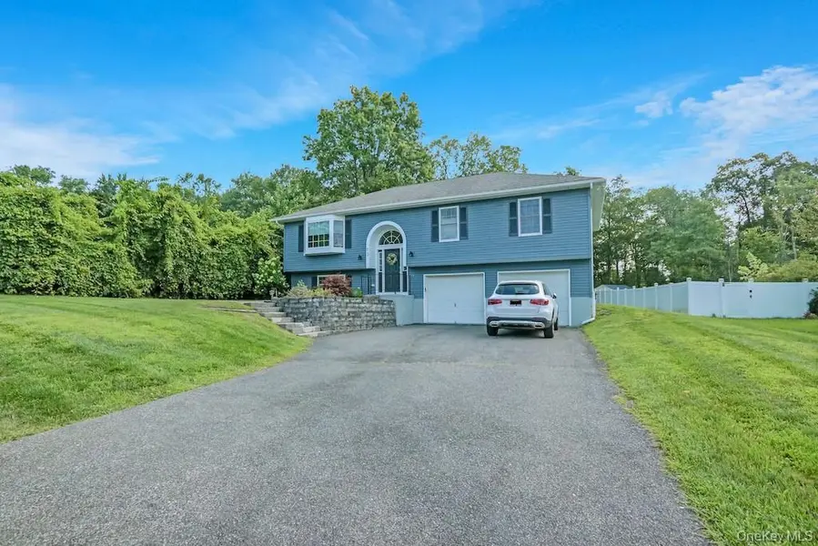 13 Jodphur LN, Newburgh, NY 12550