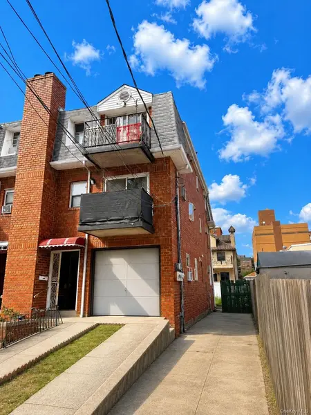 4512 robinson ST, Flushing, NY 11355