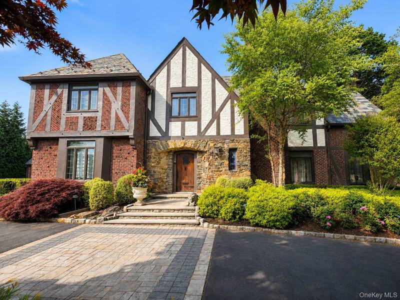 76 Wood LN, Woodsburgh, NY 11598