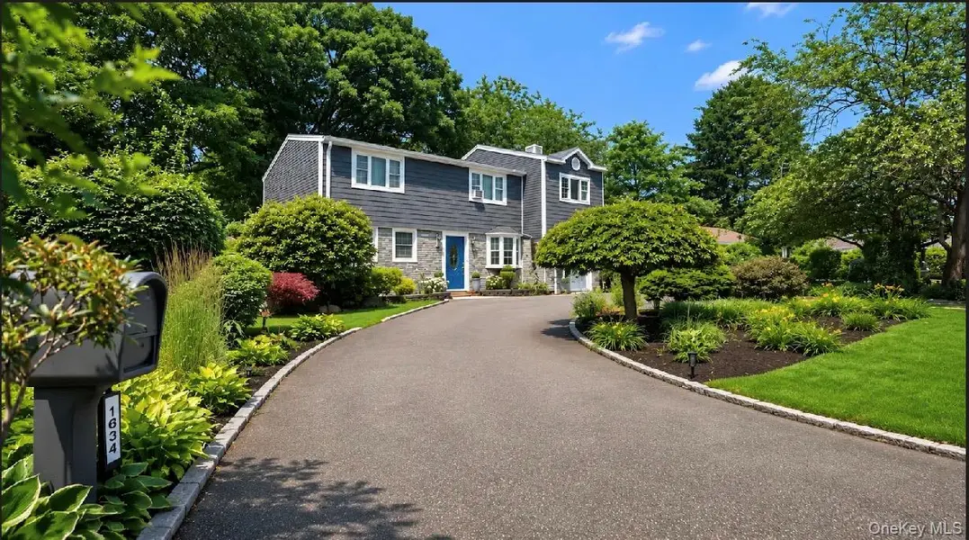 1634 N Gardiner DR, Bay Shore, NY 11706