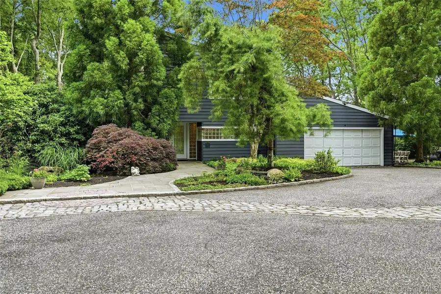 18 Nicole CT, Manorville, NY 11949