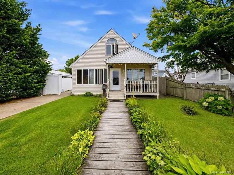 95 E Riviera DR, Lindenhurst, NY 11757