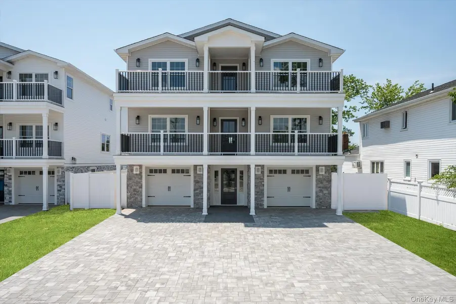 21 Island Pkwy, Island Park, NY 11558