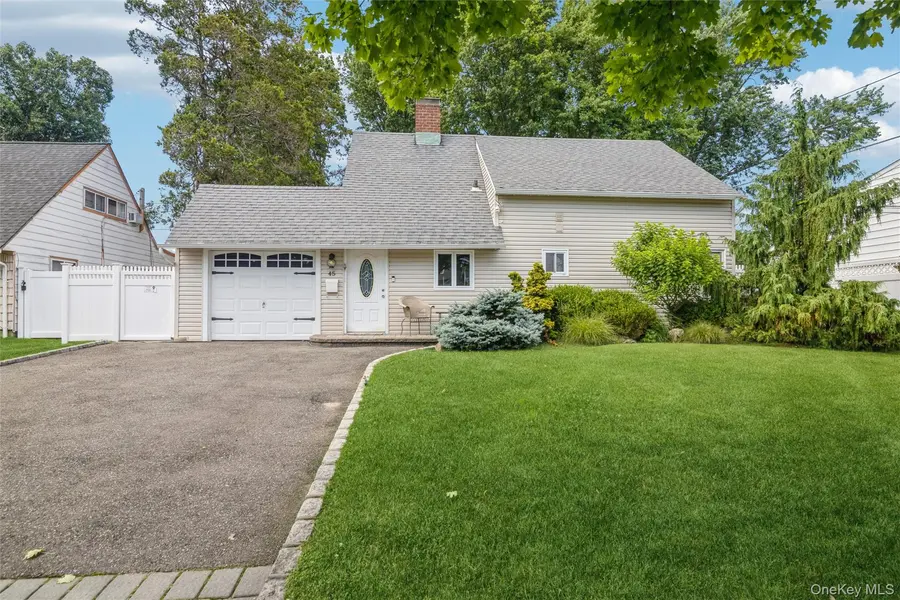 45 Abbot LN, Hicksville, NY 11801
