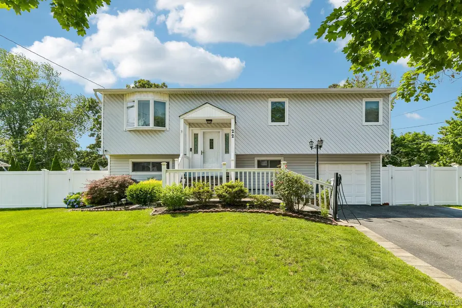 22 Liberty AVE, Selden, NY 11784