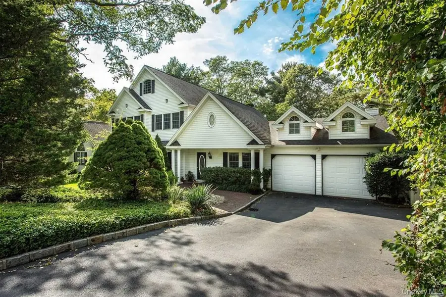 39 Hunting Hill DR, Dix Hills, NY 11746