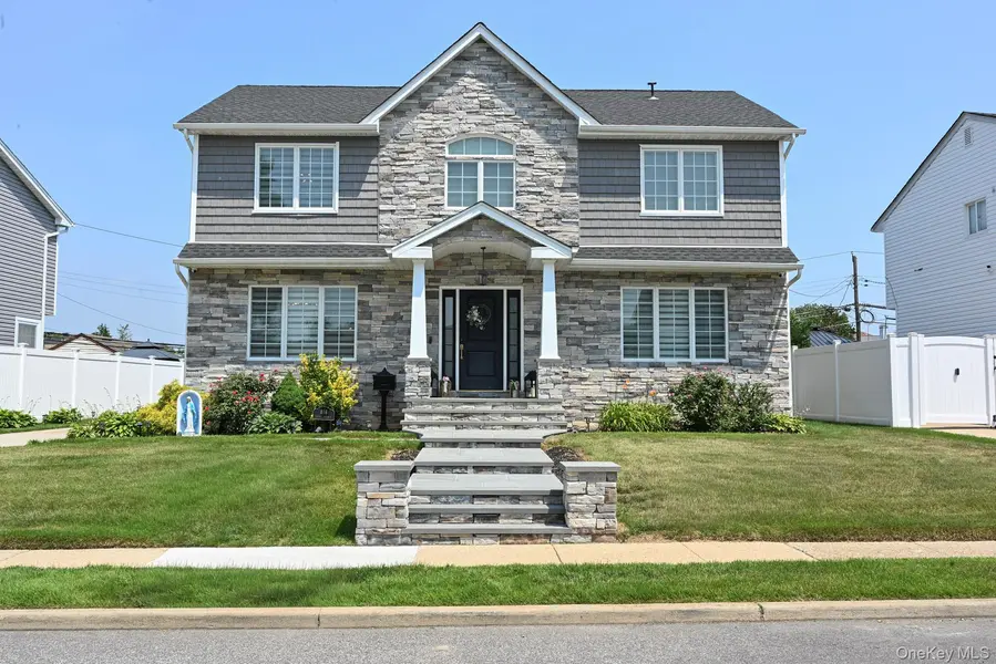 816 Gehrig AVE, Franklin Square, NY 11010