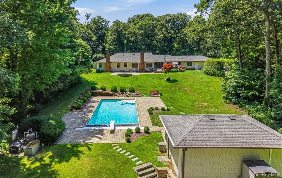 15 Tiber RD, Oyster Bay Cove, NY 11791