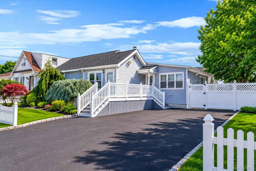 426 N 4th ST, Lindenhurst, NY 11757
