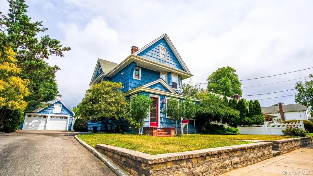 14 Easton ST, Lindenhurst, NY 11757