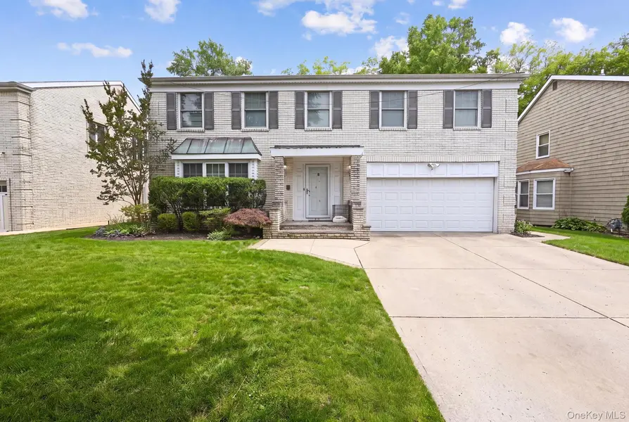 19 Sunset RD, Albertson, NY 11507