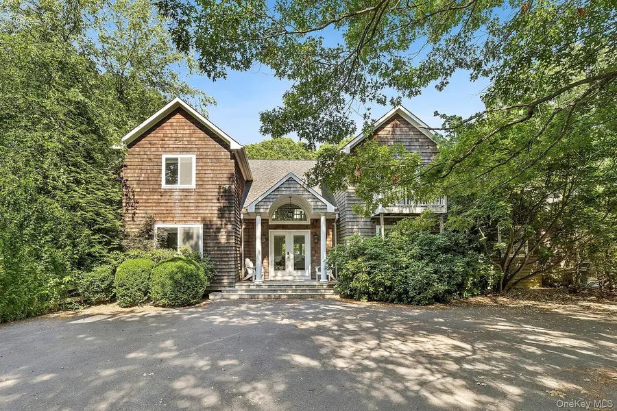 9 Rosebud LN, East Quogue, NY 11942
