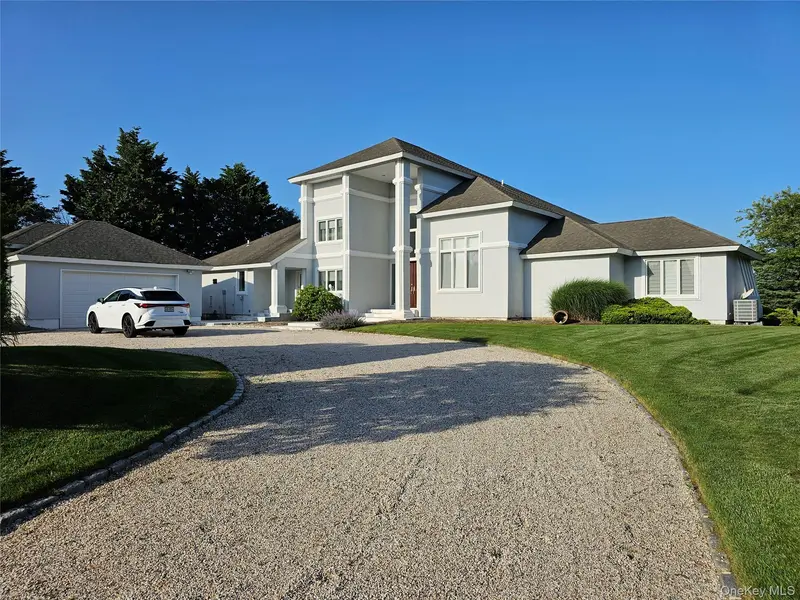 18 Pine Tree LN, Westhampton, NY 11977