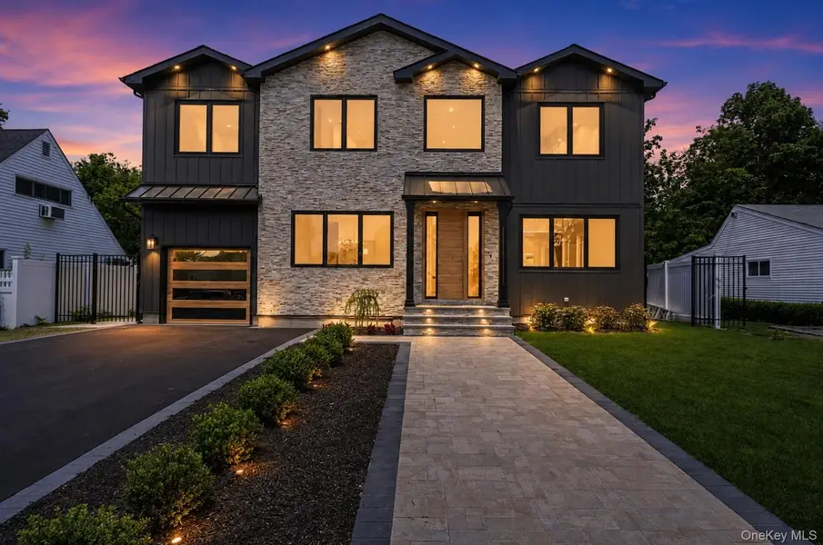 28 Choir LN, Westbury, NY 11590