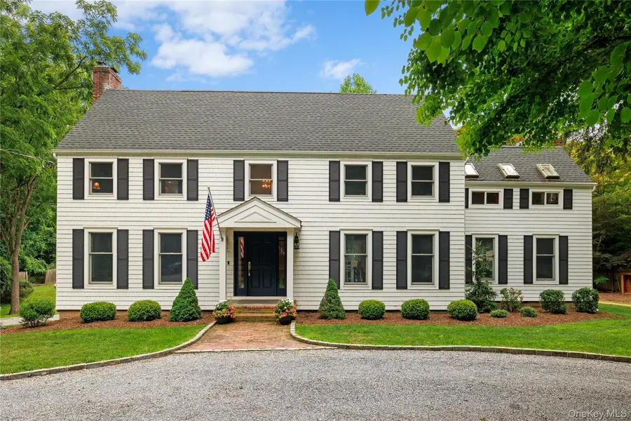 9 Three Sisters RD, Saint James, NY 11780