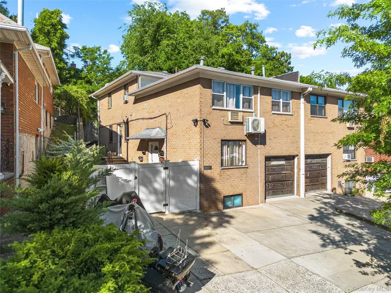 6915 Little Neck Pkwy, Glen Oaks, NY 11004