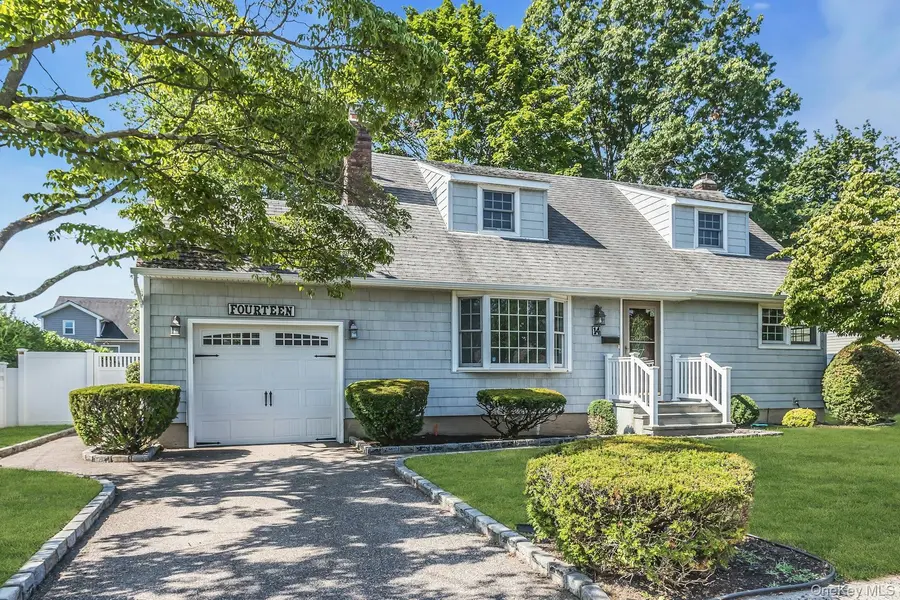 14 Prade LN, Massapequa Park, NY 11762