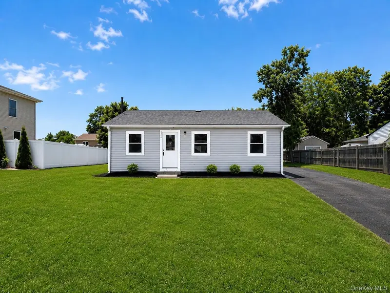 818 Meade AVE, Bellport, NY 11713