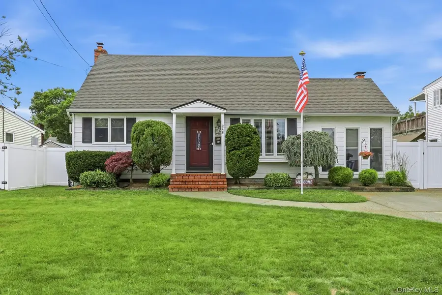 246 29th ST, Lindenhurst, NY 11757