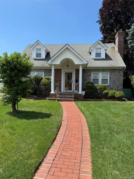 19 Aberdeen RD, New Hyde Park, NY 11040