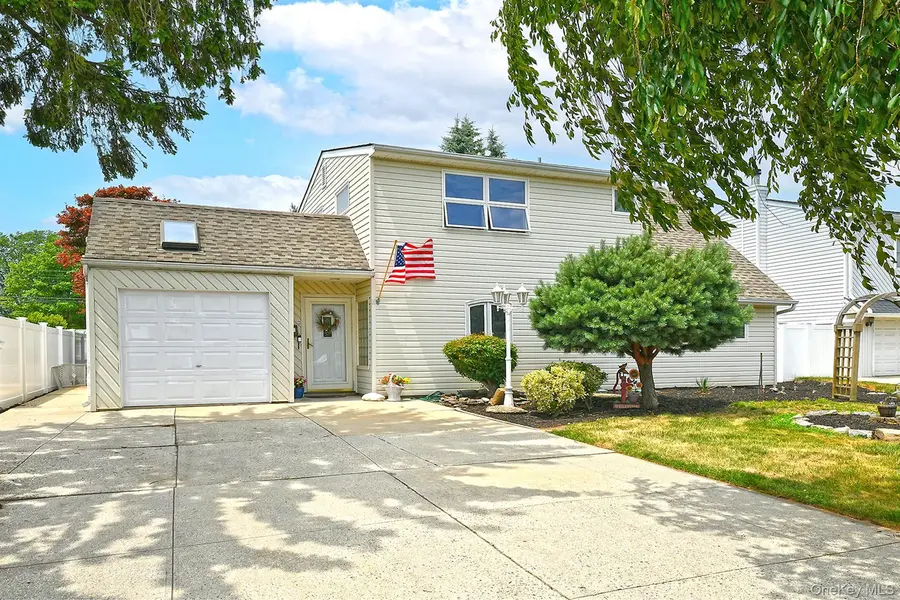 18 Wheelbarrow LN, Wantagh, NY 11793