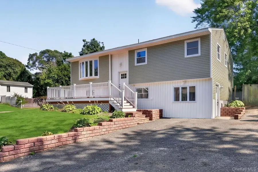 42 Crestwood LN, Farmingville, NY 11738