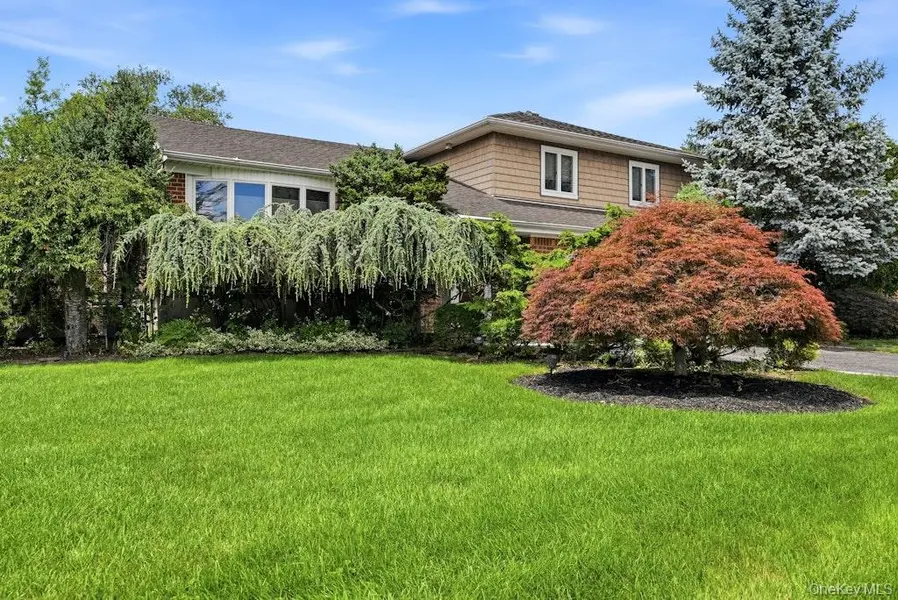 30 Harriet DR, Syosset, NY 11791