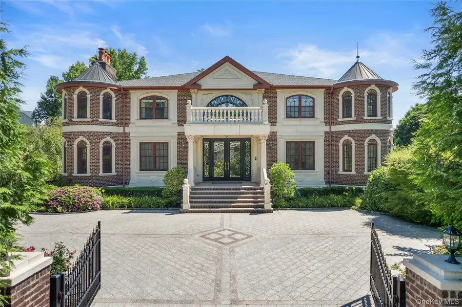 28 Whitney CIR, Glen Cove, NY 11542
