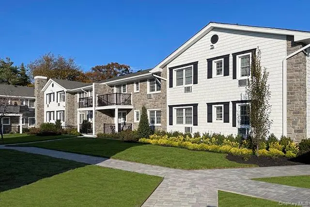75 Lamplighter LN #5B, Massapequa, NY 11758