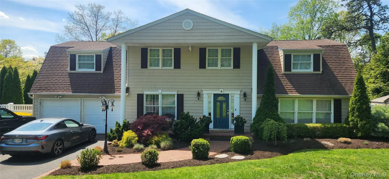 4 Harris CT, Commack, NY 11725