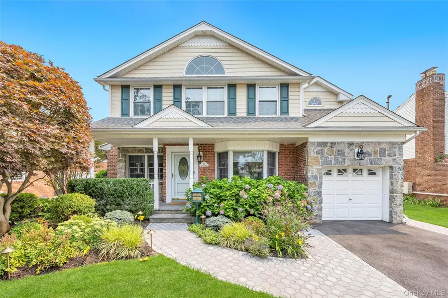 16 Ashland AVE, New Hyde Park, NY 11040