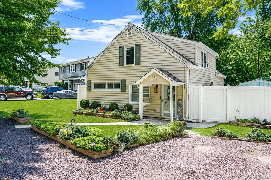 6 Gerek AVE, West Islip, NY 11795