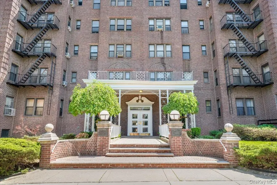 170-40 Highland AVE #401, Jamaica Estates, NY 11432