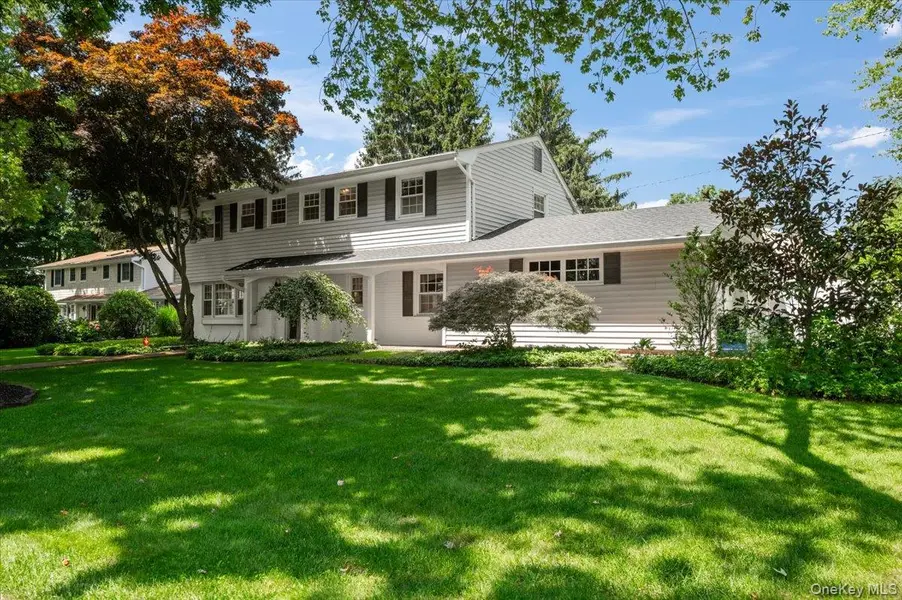 39 Marie DR, Huntington, NY 11743