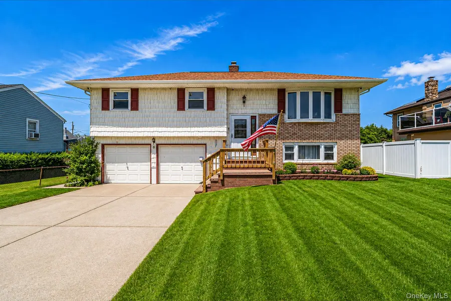 8 Wilson PL, Lindenhurst, NY 11757