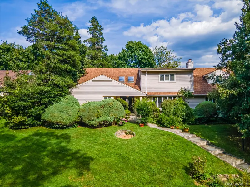 9 Talbot DR, Great Neck, NY 11020