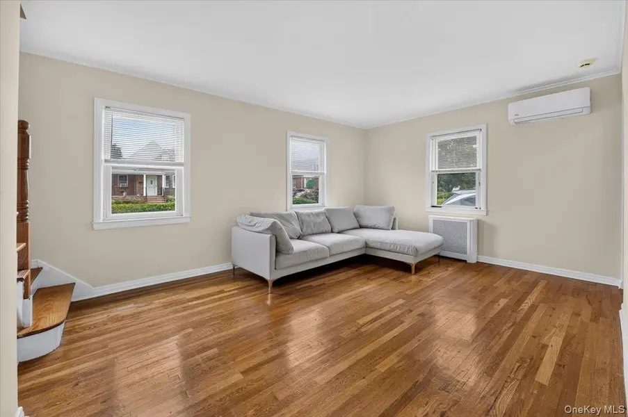 14 Ivy PL, Valley Stream, NY 11581