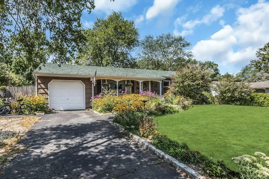 8 Baymens CT, Sayville, NY 11782