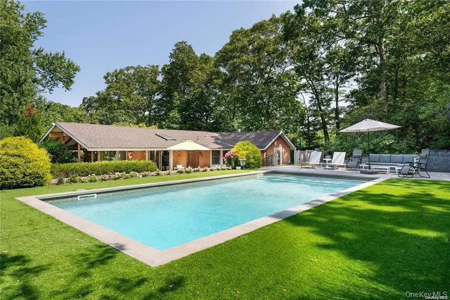 102 Fanning AVE, Hampton Bays, NY 11946