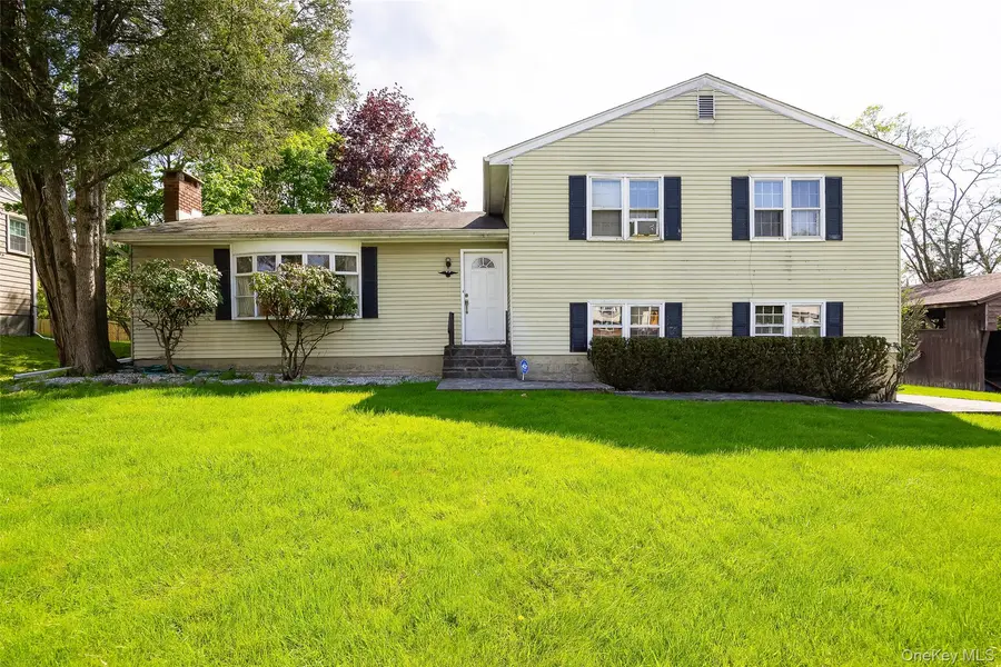 59 Carriage Hill LN, Poughkeepsie, NY 12603