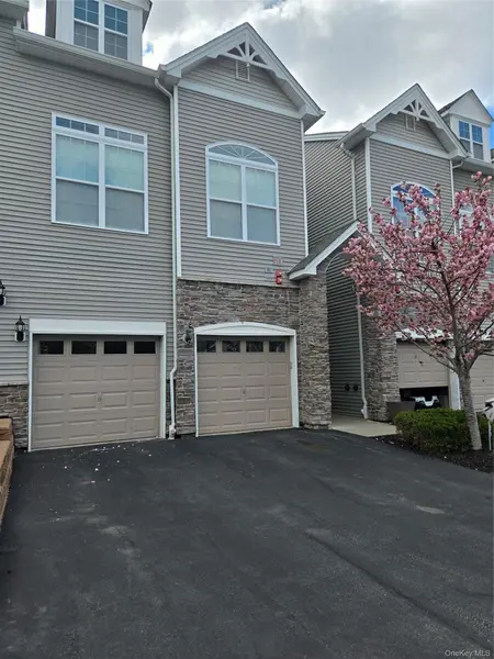 913 Hawthorn WAY, New Windsor, NY 12553