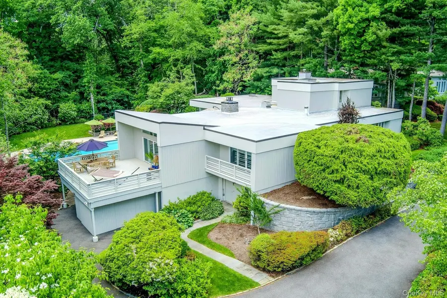 10 Cypress Point DR, Purchase, NY 10577