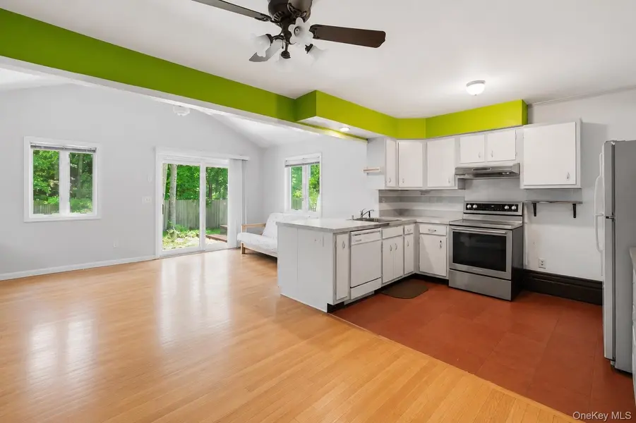 17 Yale DR, Hampton Bays, NY 11946