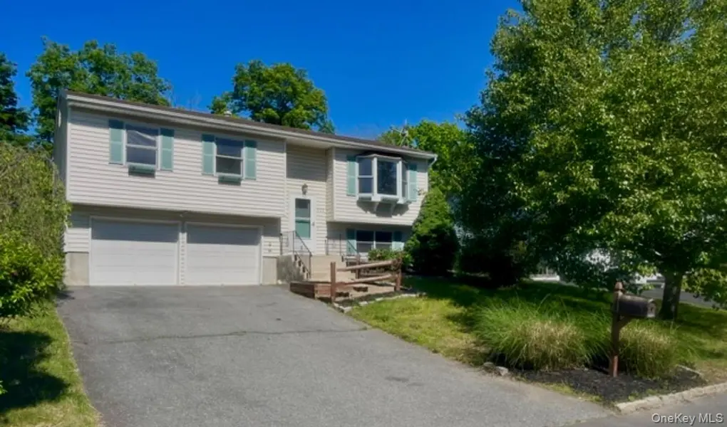 310 Aristotle DR, Maybrook, NY 12543