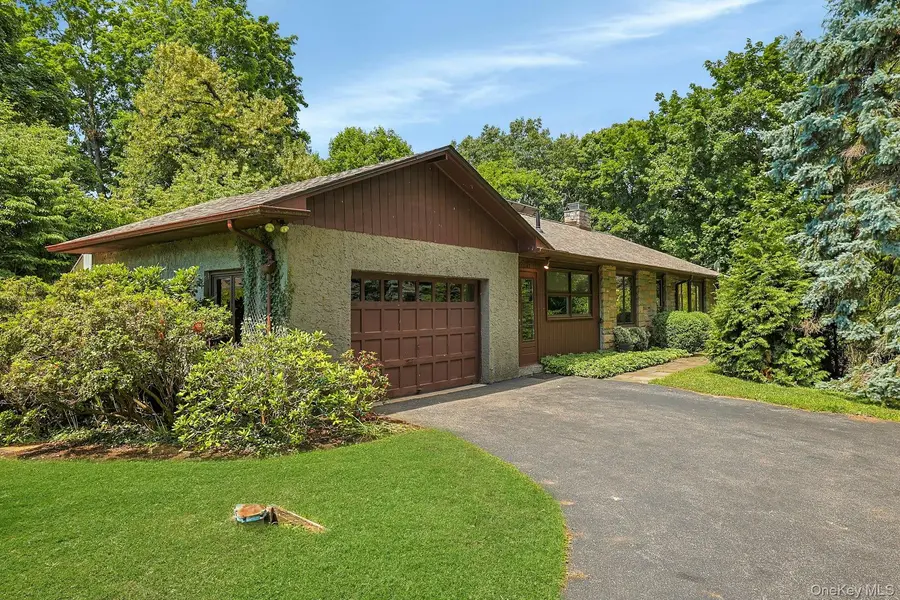 15 Grandview LN, Thornwood, NY 10594