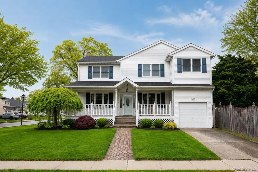 3837 Cordwood LN, Seaford, NY 11783
