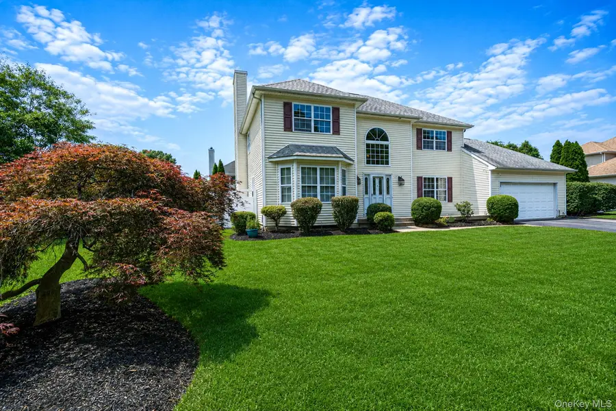 4 Clark ST, Selden, NY 11784