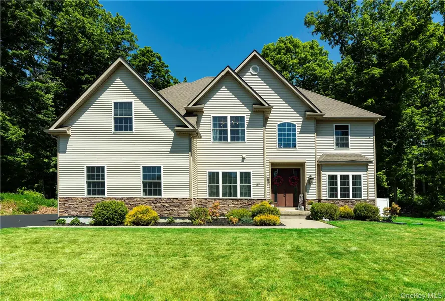 37 Biltmore DR, Hopewell Junction, NY 12533