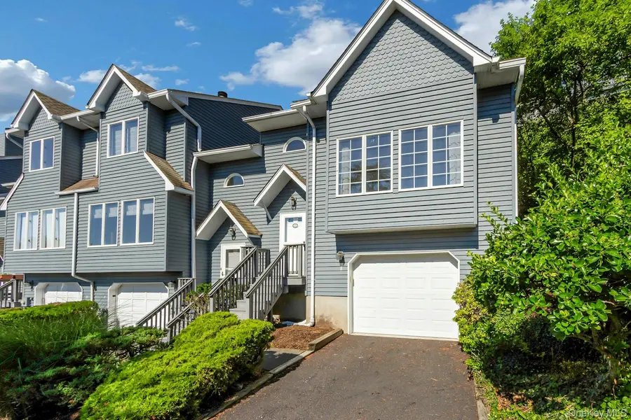 8 Village Gate WAY #8, Nyack, NY 10960